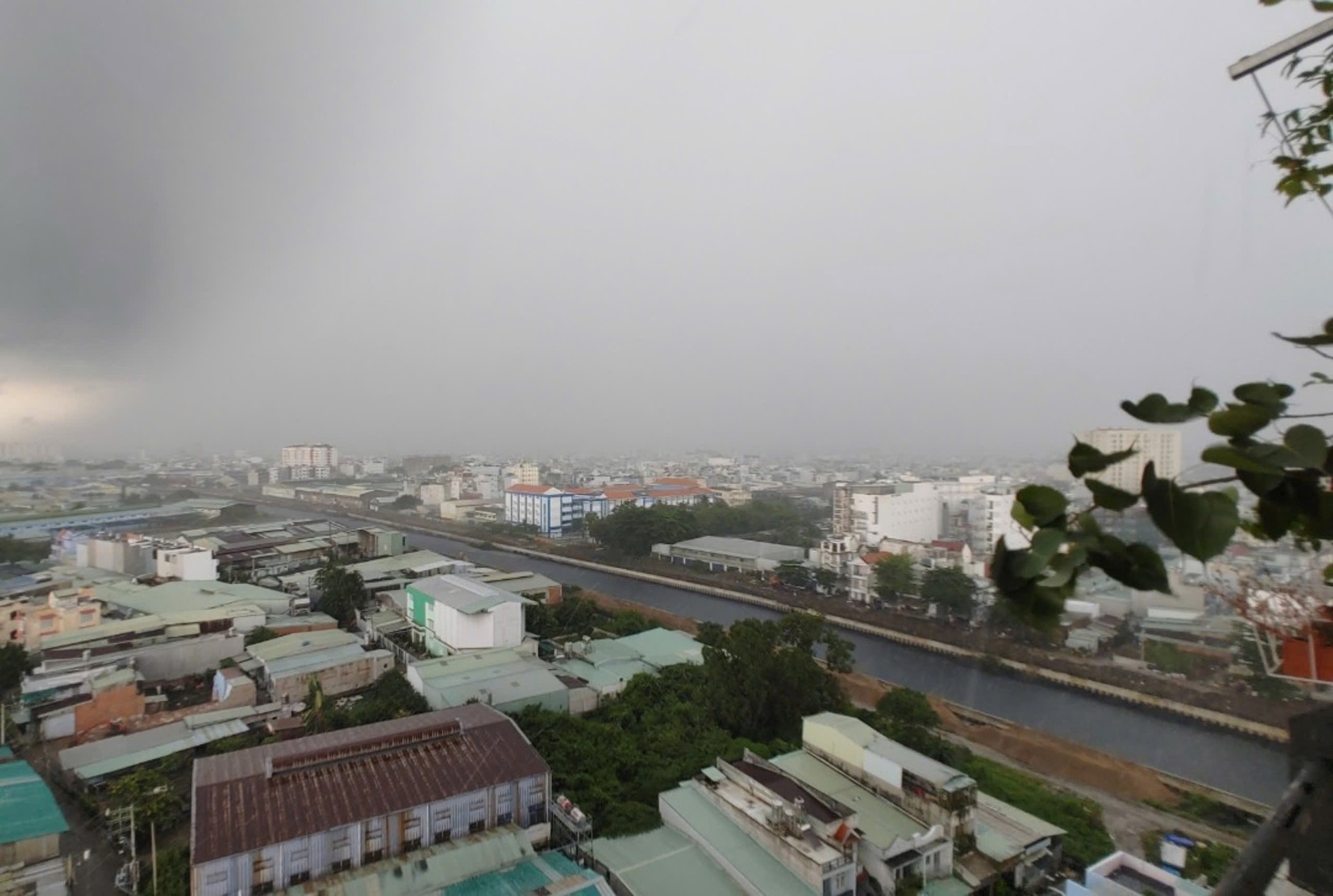 Mưa trắng trời ở TPHCM, giao lộ dẫn vào sân bay Tân Sơn Nhất ngập chưa từng thấy- Ảnh 7.