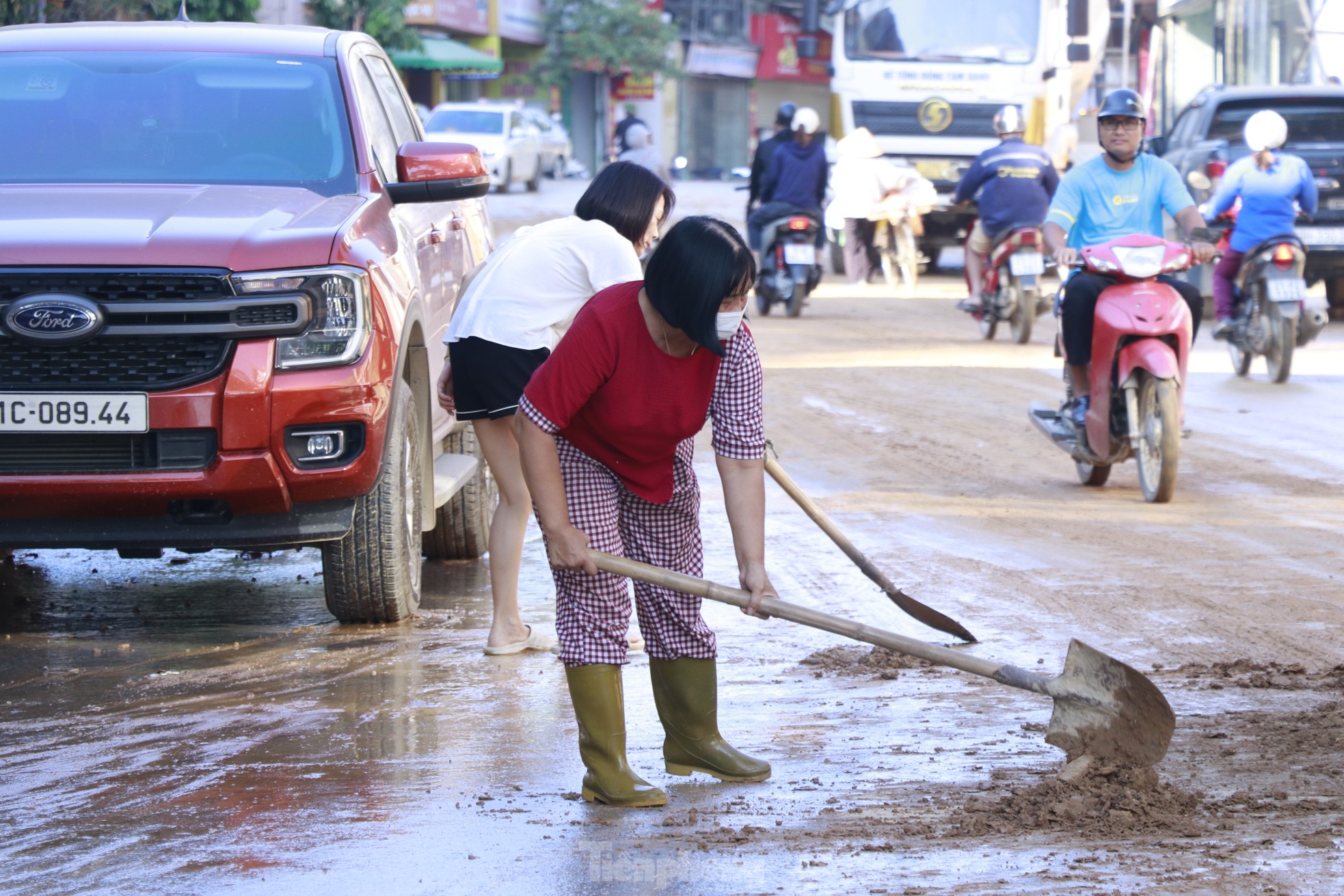 Ngổn ngang bùn đất, rác trên nhiều tuyến phố ở Yên Bái- Ảnh 10.