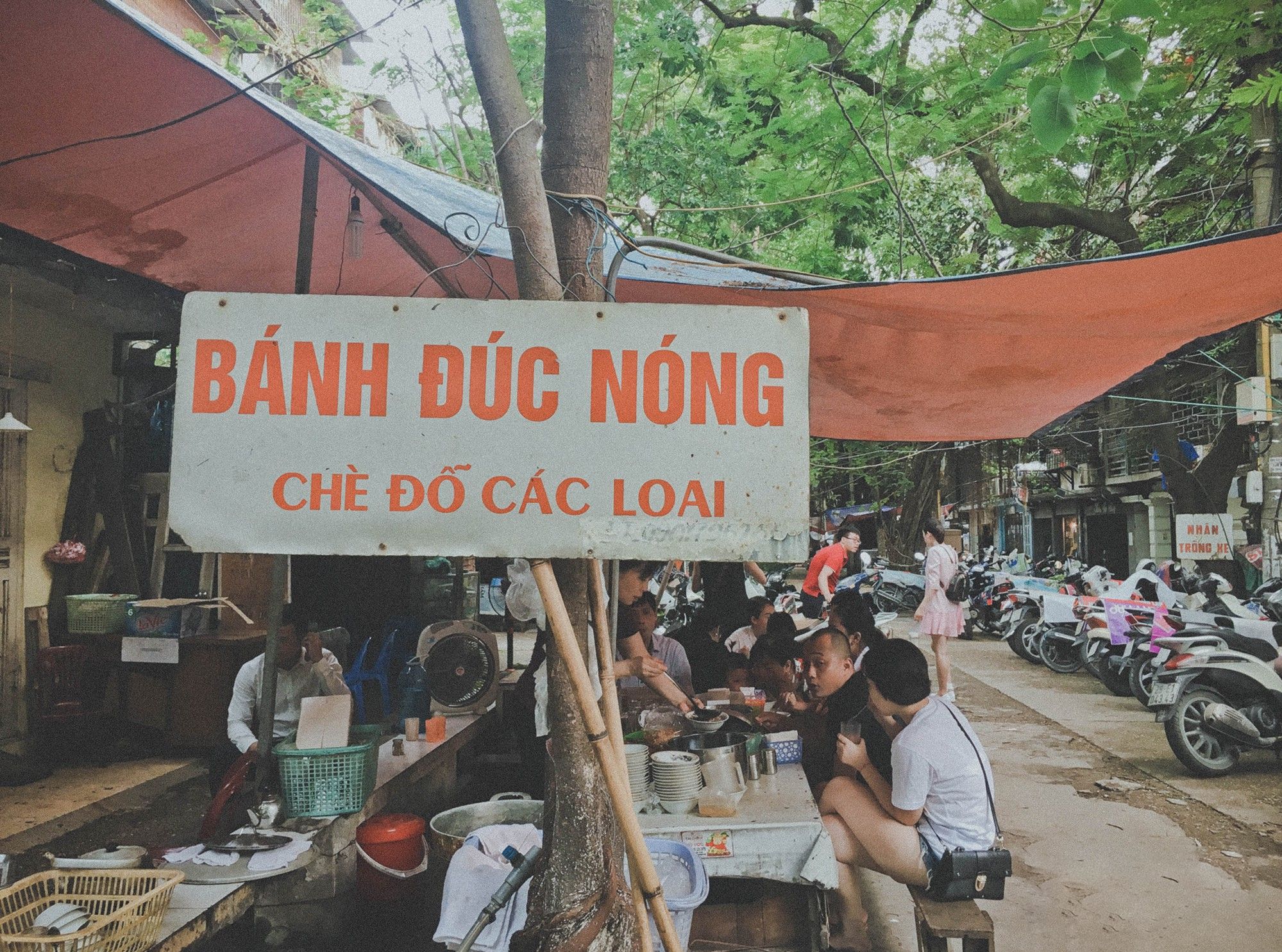 Hàng bánh đúc nóng "huyền thoại" 30 năm gắn với tuổi thơ nhiều người Hà Nội, trời thu này mà đi ăn là tuyệt nhất!- Ảnh 1.