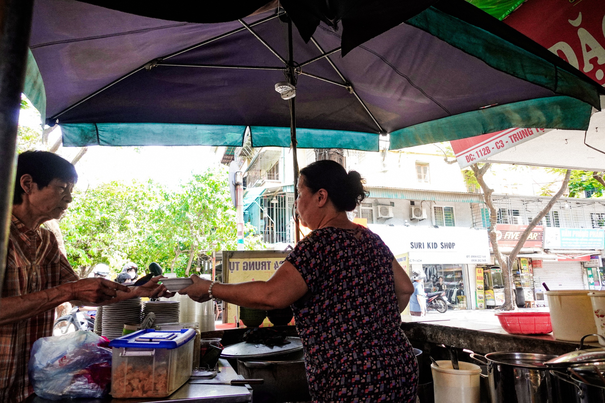 Hàng bánh đúc nóng "huyền thoại" 30 năm gắn với tuổi thơ nhiều người Hà Nội, trời thu này mà đi ăn là tuyệt nhất!- Ảnh 18.