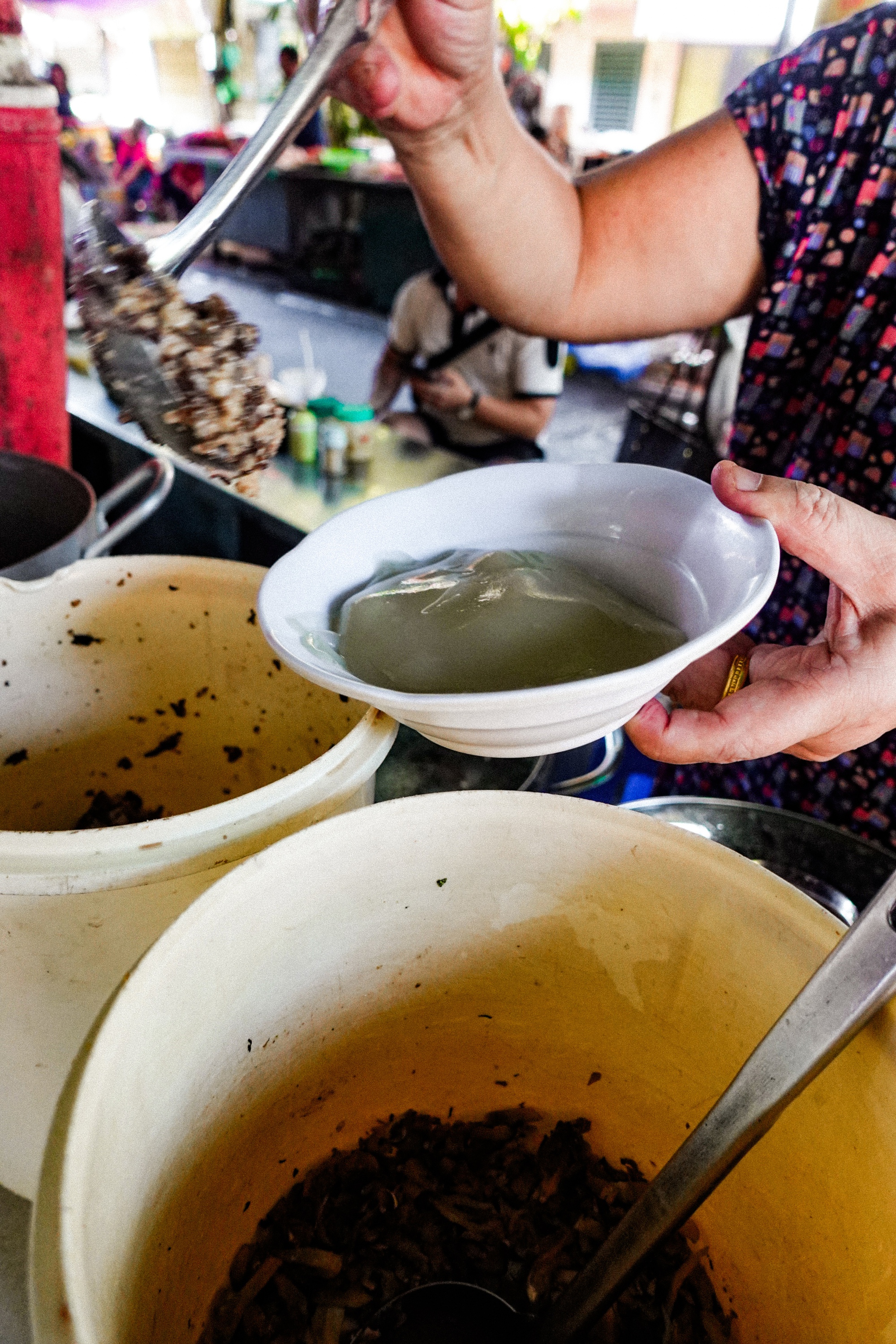 Hàng bánh đúc nóng "huyền thoại" 30 năm gắn với tuổi thơ nhiều người Hà Nội, trời thu này mà đi ăn là tuyệt nhất!- Ảnh 11.