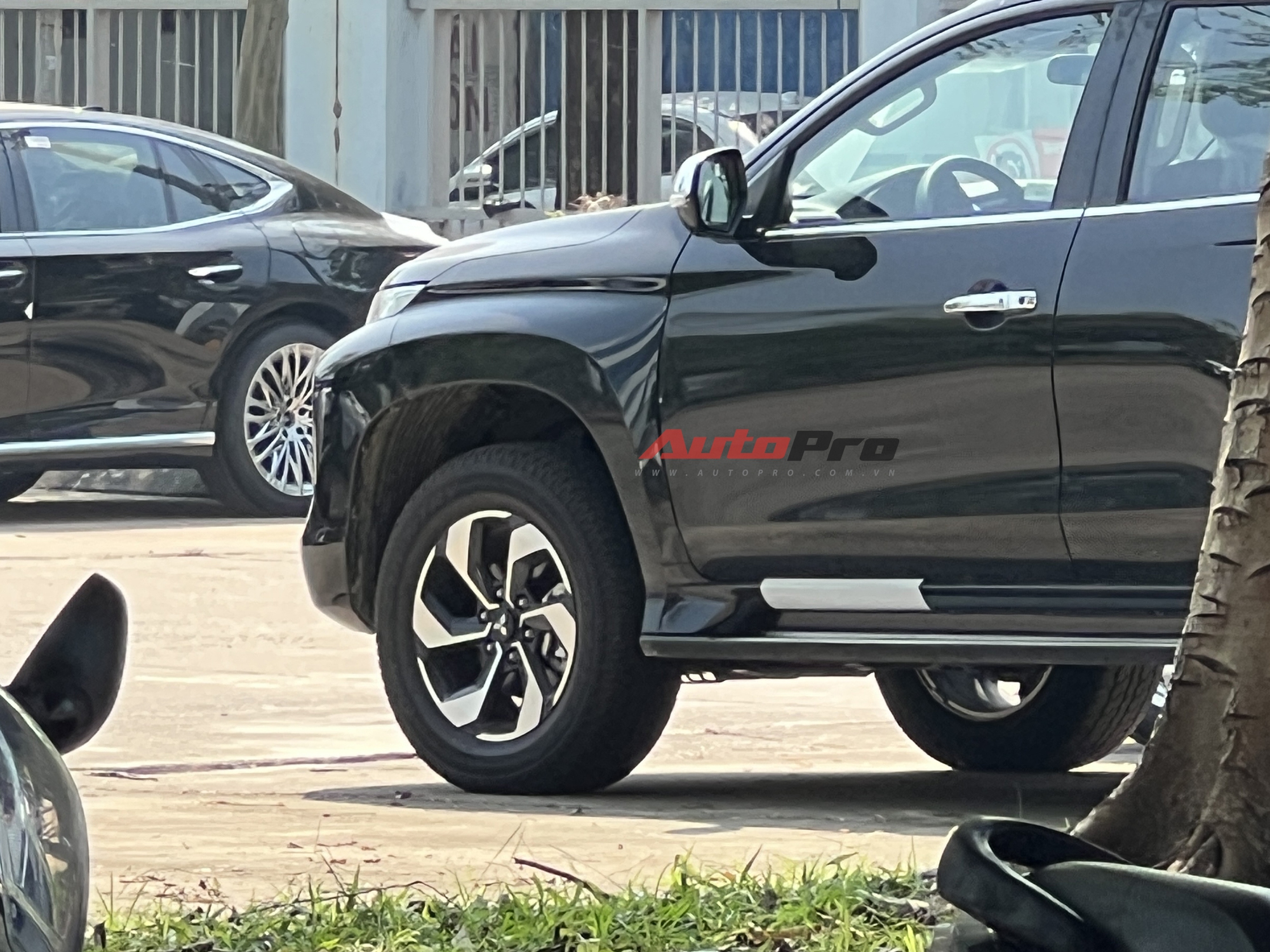 Mitsubishi Pajero Sport mới lộ ảnh tại Việt Nam: Thiết kế tinh chỉnh, dễ có động cơ và hộp số mới- Ảnh 2.