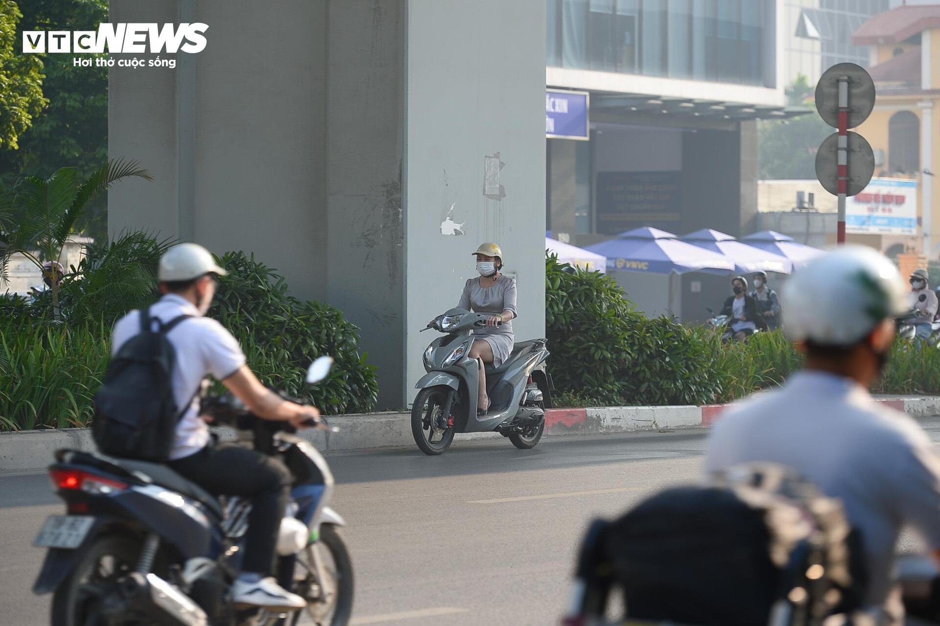 Né đèn đỏ, dòng xe máy liều lĩnh 'cắt mặt' ô tô đi ngược chiều ở Hà Nội- Ảnh 8.