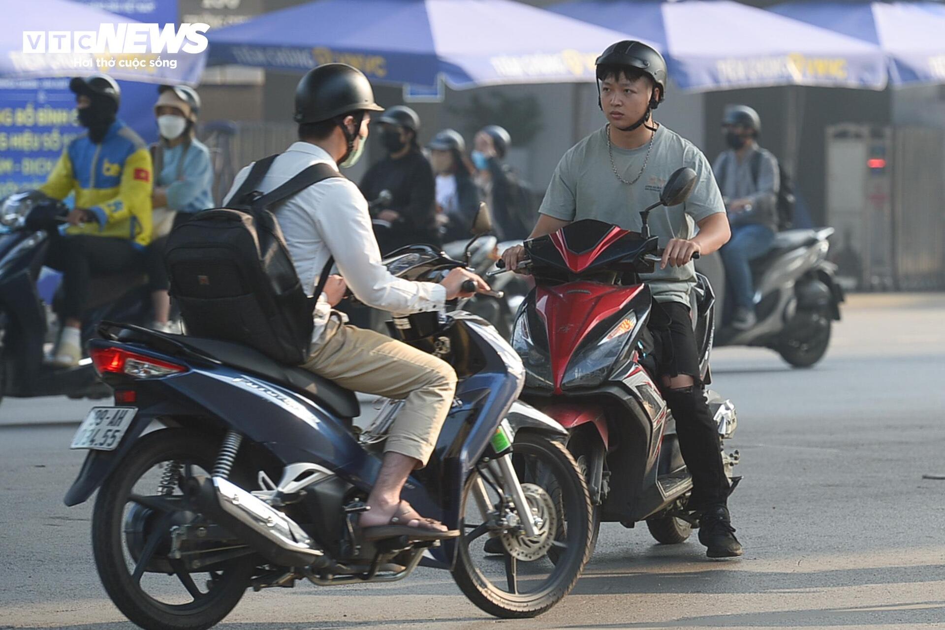 Né đèn đỏ, dòng xe máy liều lĩnh 'cắt mặt' ô tô đi ngược chiều ở Hà Nội- Ảnh 7.