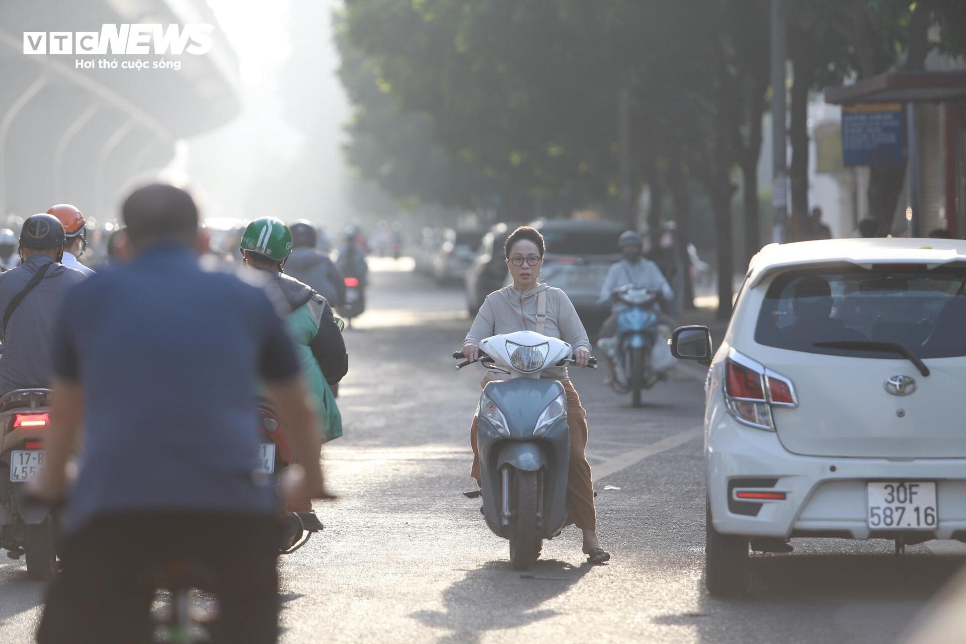 Né đèn đỏ, dòng xe máy liều lĩnh 'cắt mặt' ô tô đi ngược chiều ở Hà Nội- Ảnh 13.