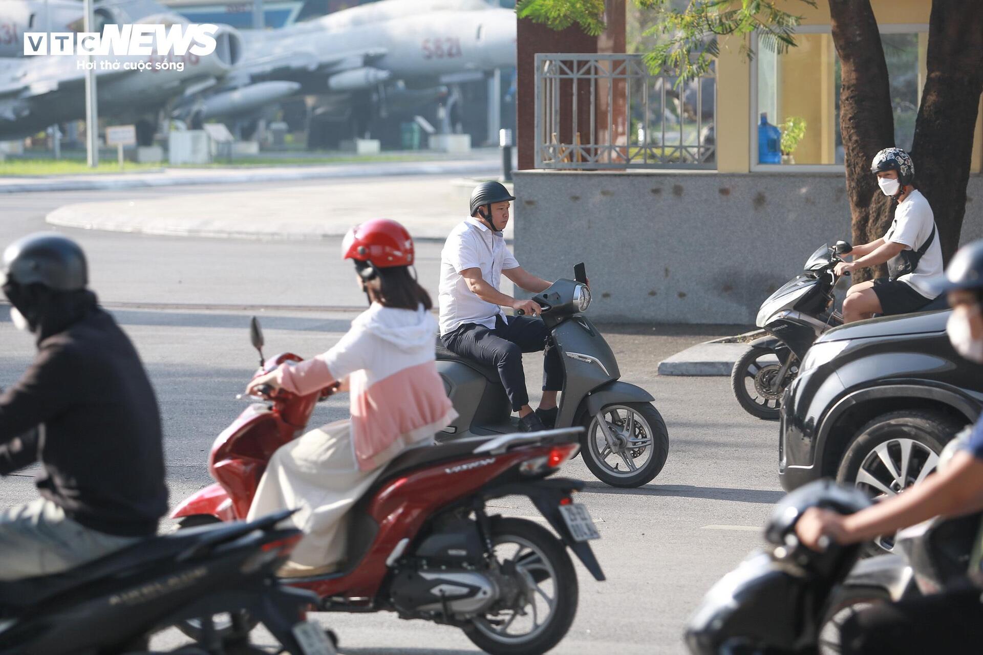 Né đèn đỏ, dòng xe máy liều lĩnh 'cắt mặt' ô tô đi ngược chiều ở Hà Nội- Ảnh 2.