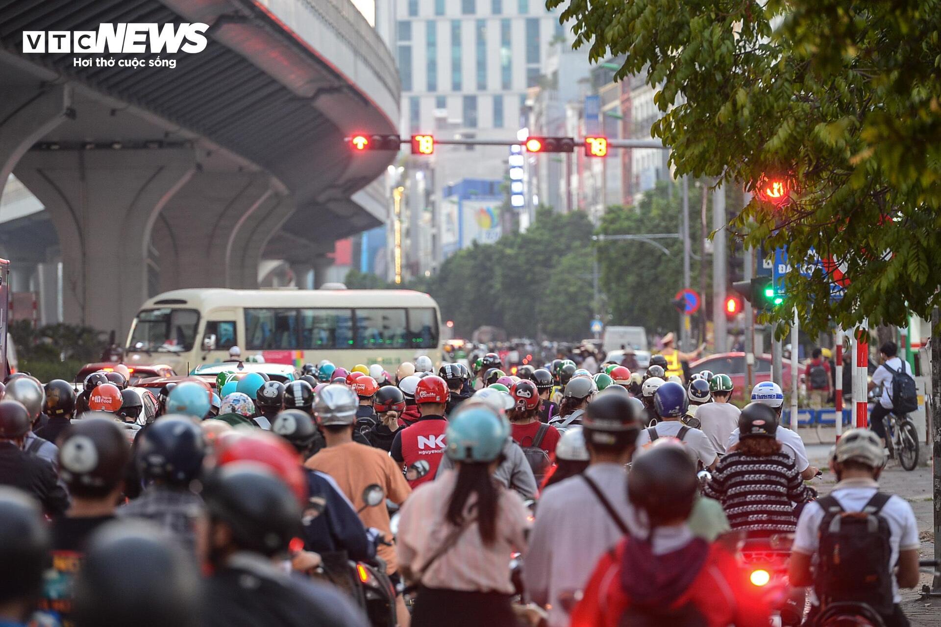 Né đèn đỏ, dòng xe máy liều lĩnh 'cắt mặt' ô tô đi ngược chiều ở Hà Nội- Ảnh 3.