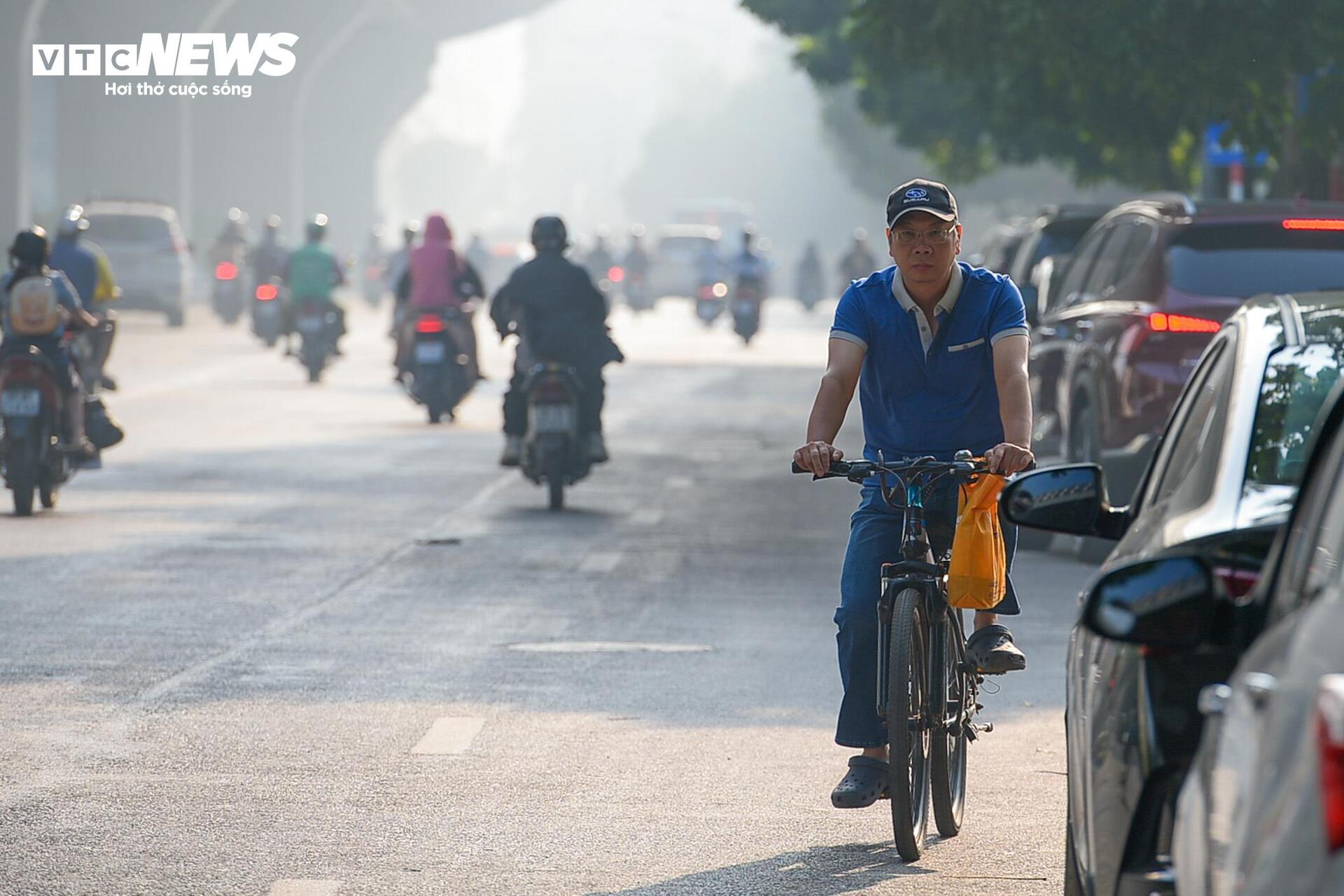 Né đèn đỏ, dòng xe máy liều lĩnh 'cắt mặt' ô tô đi ngược chiều ở Hà Nội- Ảnh 12.