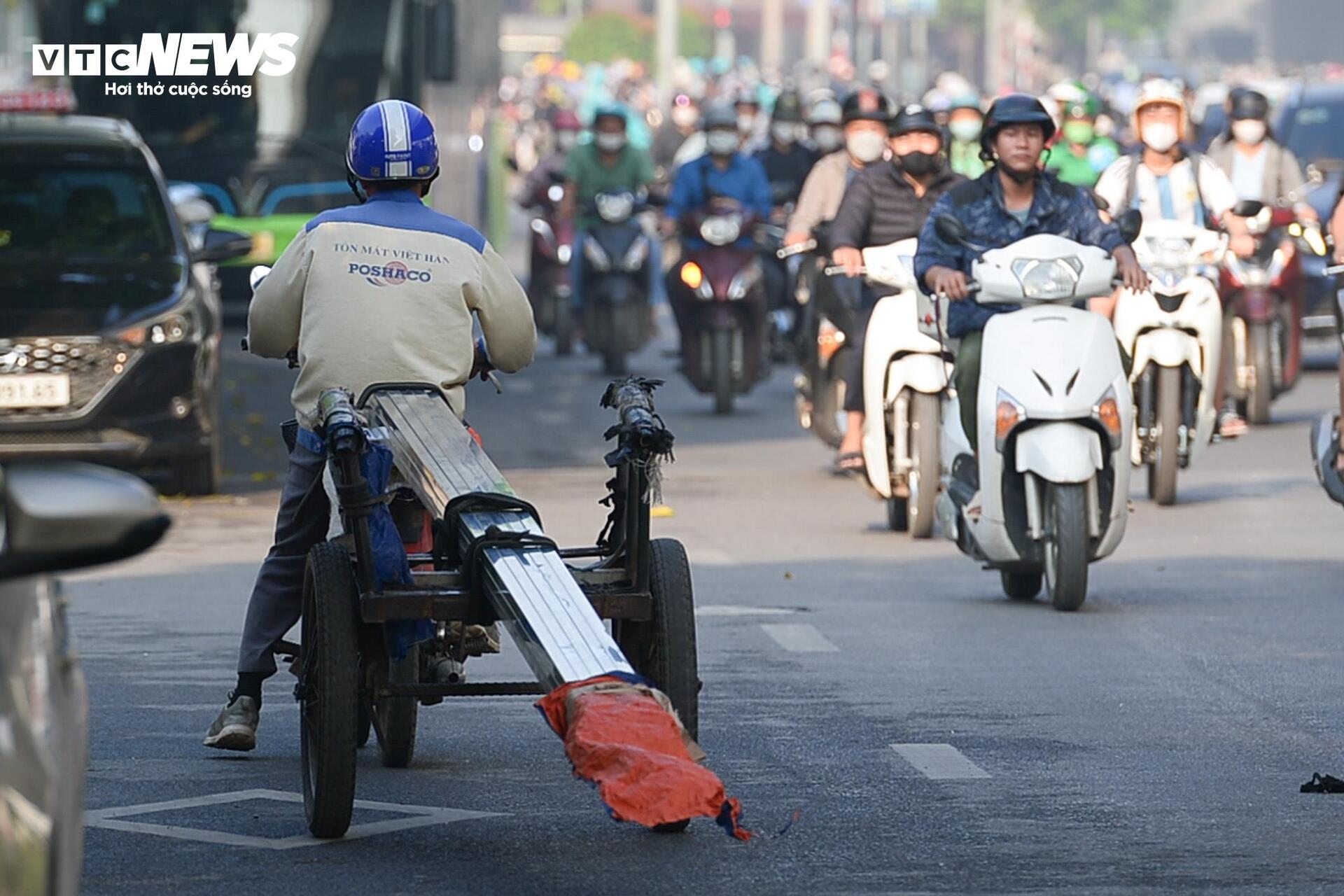 Né đèn đỏ, dòng xe máy liều lĩnh 'cắt mặt' ô tô đi ngược chiều ở Hà Nội- Ảnh 11.