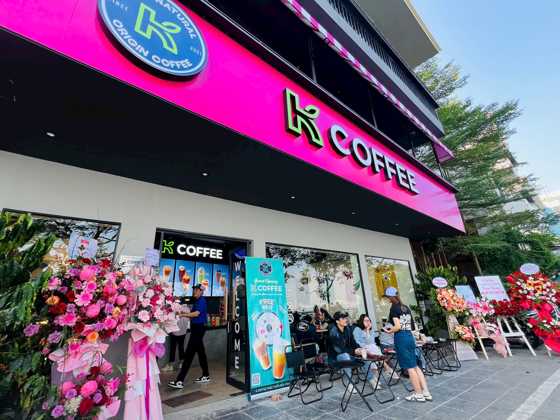 K Coffee của “vua tiêu” Phan Minh Thông mở cửa hàng đầu tiên “view” Hồ Tây - Hà Nội, đánh tiếng cho cuộc chơi lớn từ năm 2025- Ảnh 1.