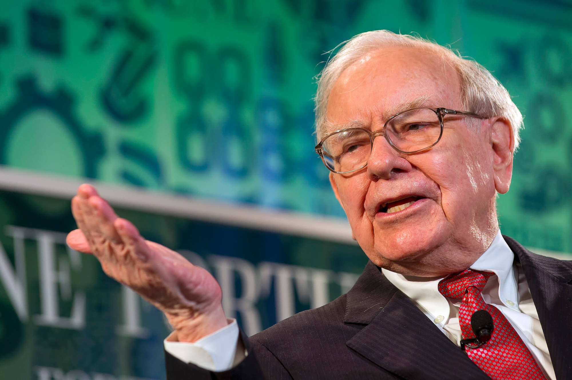 Tỷ phú Warren Buffett nói thẳng 4 sai lầm người nghèo phải dùng cả đời để chiêm nghiệm, trong khi người giàu vẫn âm thầm làm mỗi ngày- Ảnh 4.