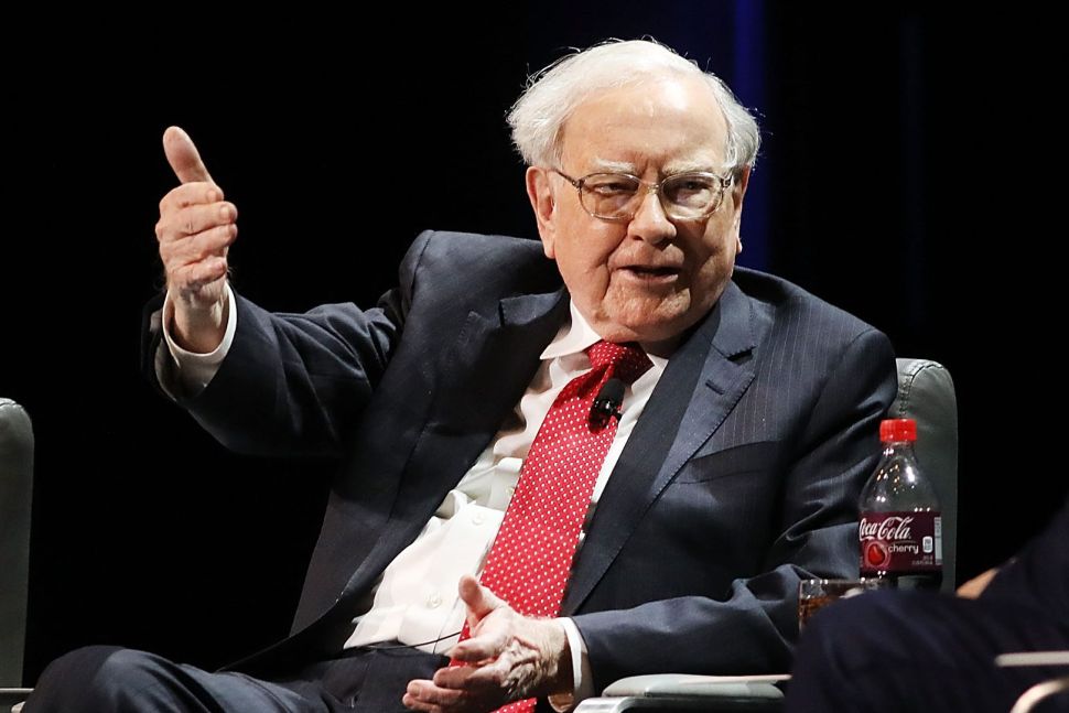 Tỷ phú Warren Buffett nói thẳng 4 sai lầm người nghèo phải dùng cả đời để chiêm nghiệm, trong khi người giàu vẫn âm thầm làm mỗi ngày- Ảnh 2.