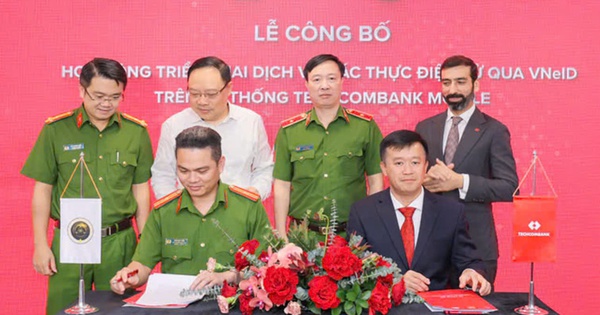 Techcombank tiên phong triển khai dịch vụ xác thực điện tử qua VneID