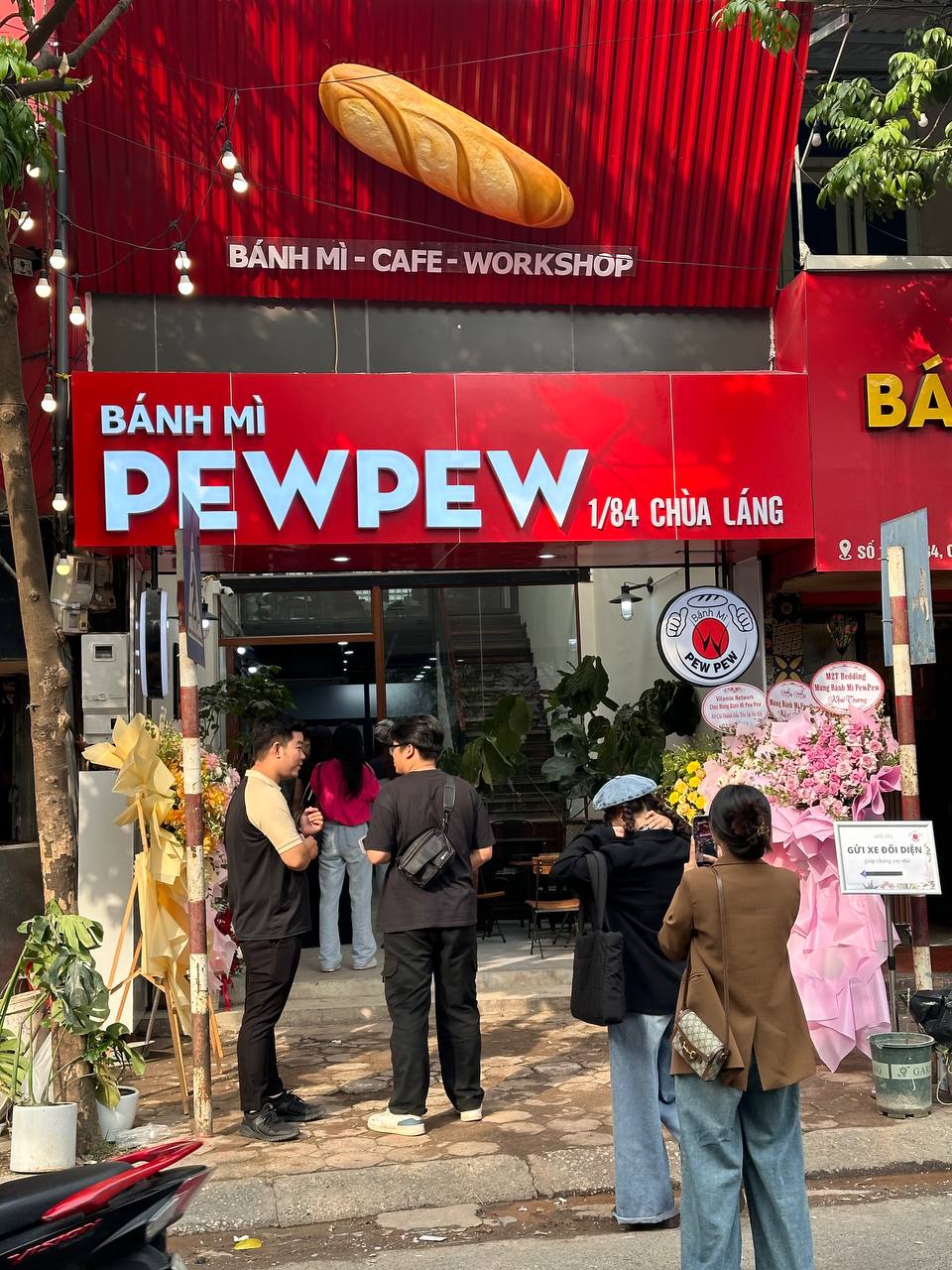 Ngay lúc này: Dòng người xếp hàng dài tại bánh mì PewPew vừa khai trương ở Hà Nội, sẵn sàng chờ cả tiếng để mua- Ảnh 1. Ngay lúc này: Dòng người xếp hàng dài tại bánh mì PewPew vừa khai trương ở Hà Nội, sẵn sàng chờ cả tiếng để mua- Ảnh 1.