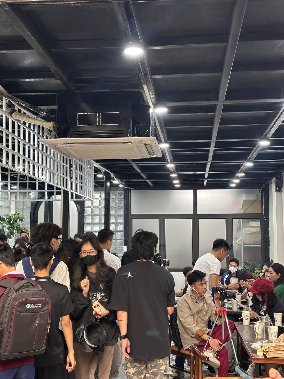Ngay lúc này: Dòng người xếp hàng dài tại bánh mì PewPew vừa khai trương ở Hà Nội, sẵn sàng chờ cả tiếng để mua- Ảnh 3. Ngay lúc này: Dòng người xếp hàng dài tại bánh mì PewPew vừa khai trương ở Hà Nội, sẵn sàng chờ cả tiếng để mua- Ảnh 3.