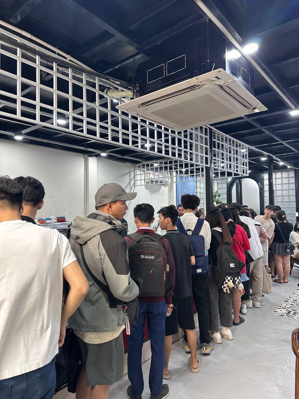 Ngay lúc này: Dòng người xếp hàng dài tại bánh mì PewPew vừa khai trương ở Hà Nội, sẵn sàng chờ cả tiếng để mua- Ảnh 13. Ngay lúc này: Dòng người xếp hàng dài tại bánh mì PewPew vừa khai trương ở Hà Nội, sẵn sàng chờ cả tiếng để mua- Ảnh 13.