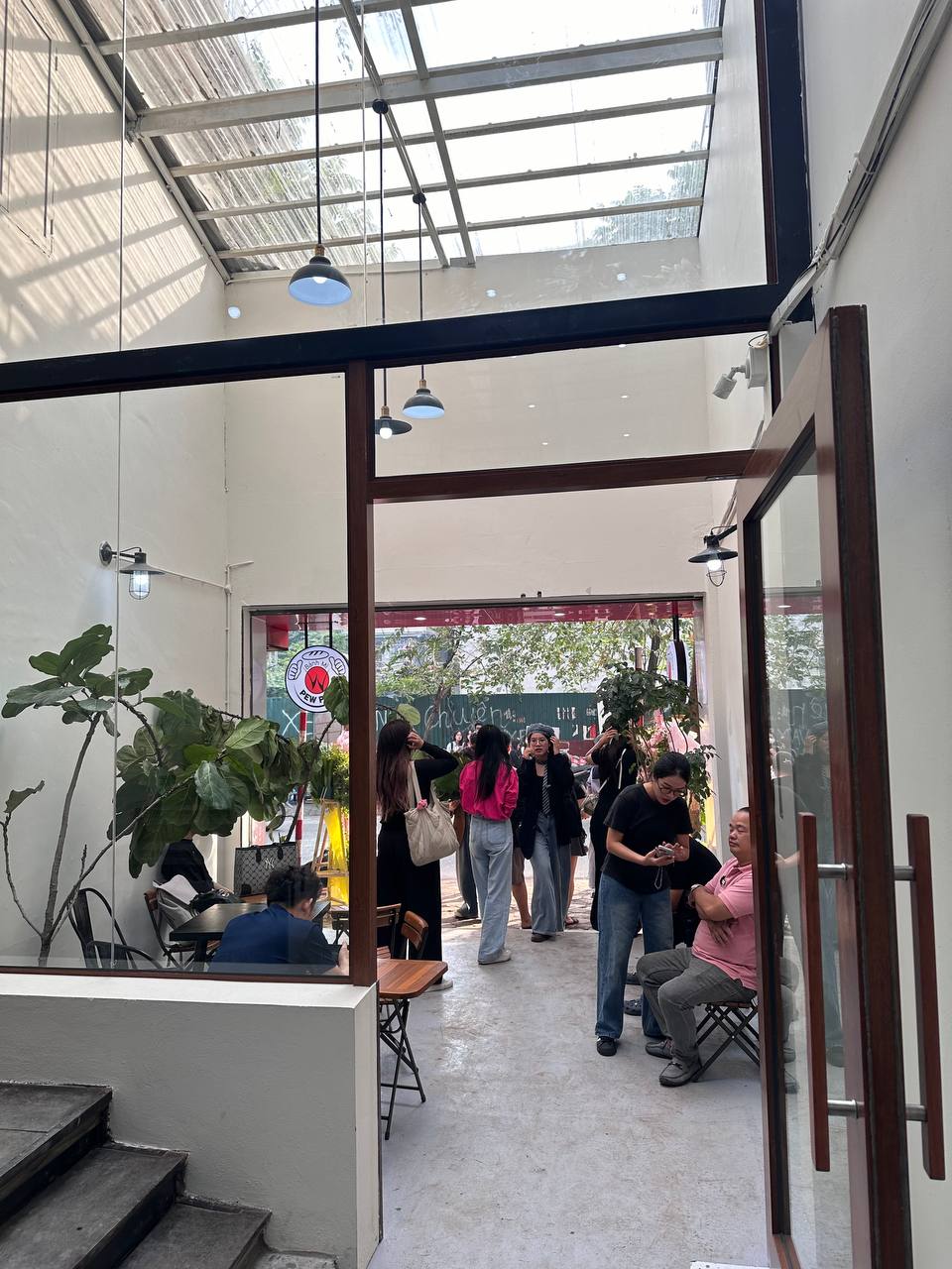 Ngay lúc này: Dòng người xếp hàng dài tại bánh mì PewPew vừa khai trương ở Hà Nội, sẵn sàng chờ cả tiếng để mua- Ảnh 14. Ngay lúc này: Dòng người xếp hàng dài tại bánh mì PewPew vừa khai trương ở Hà Nội, sẵn sàng chờ cả tiếng để mua- Ảnh 14.