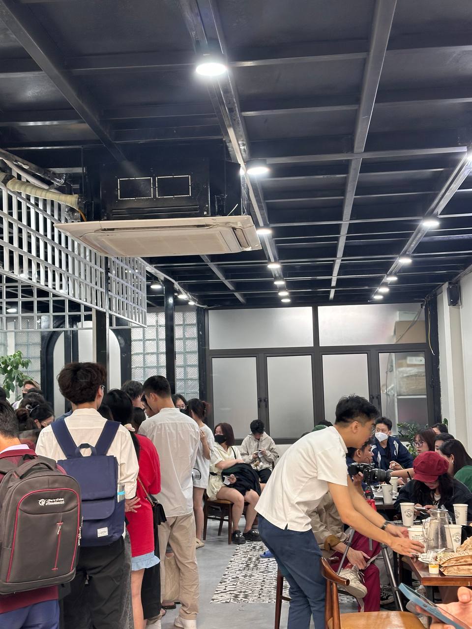 Ngay lúc này: Dòng người xếp hàng dài tại bánh mì PewPew vừa khai trương ở Hà Nội, sẵn sàng chờ cả tiếng để mua- Ảnh 10. Ngay lúc này: Dòng người xếp hàng dài tại bánh mì PewPew vừa khai trương ở Hà Nội, sẵn sàng chờ cả tiếng để mua- Ảnh 10.
