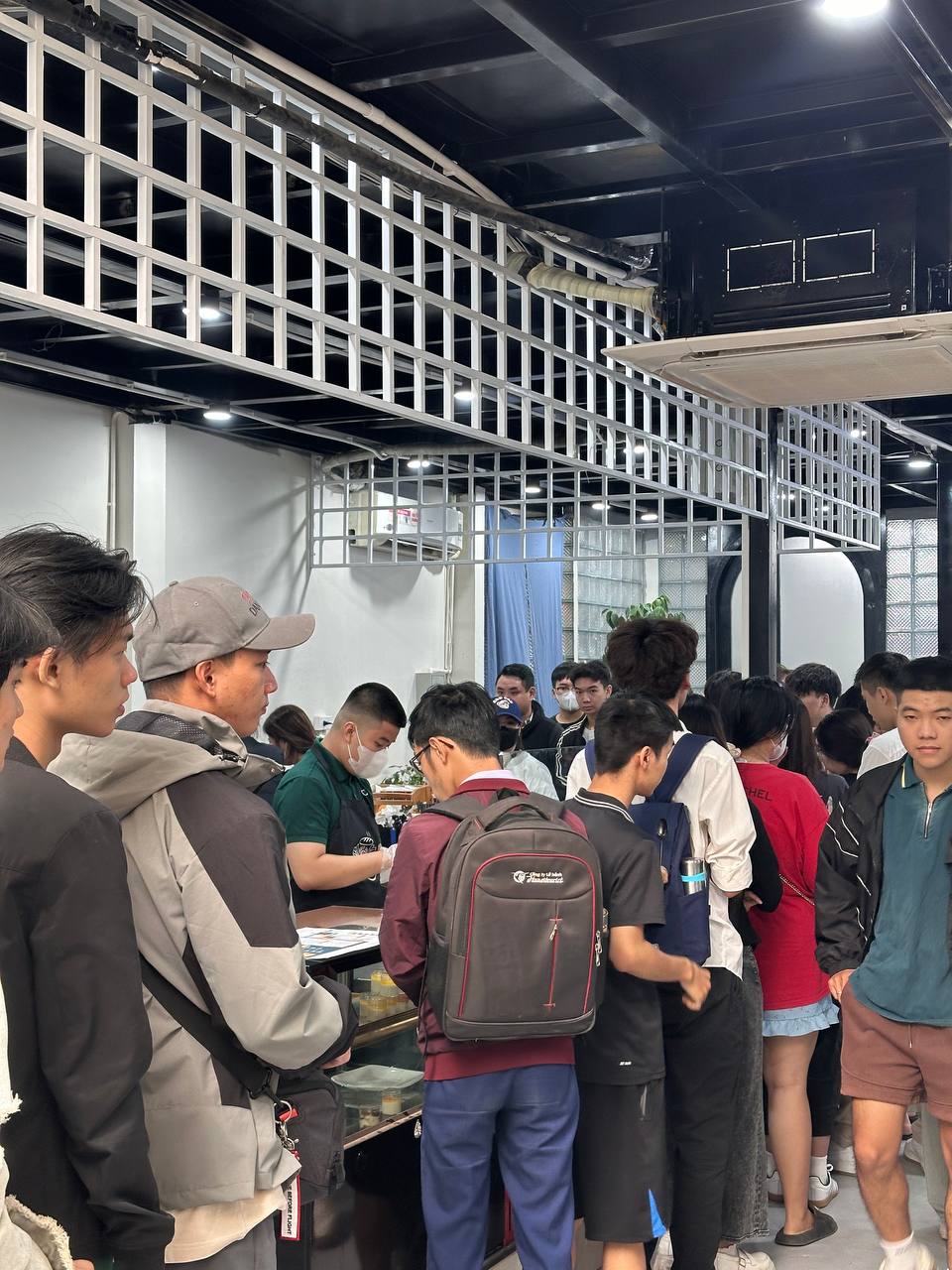 Ngay lúc này: Dòng người xếp hàng dài tại bánh mì PewPew vừa khai trương ở Hà Nội, sẵn sàng chờ cả tiếng để mua- Ảnh 5. Ngay lúc này: Dòng người xếp hàng dài tại bánh mì PewPew vừa khai trương ở Hà Nội, sẵn sàng chờ cả tiếng để mua- Ảnh 5.