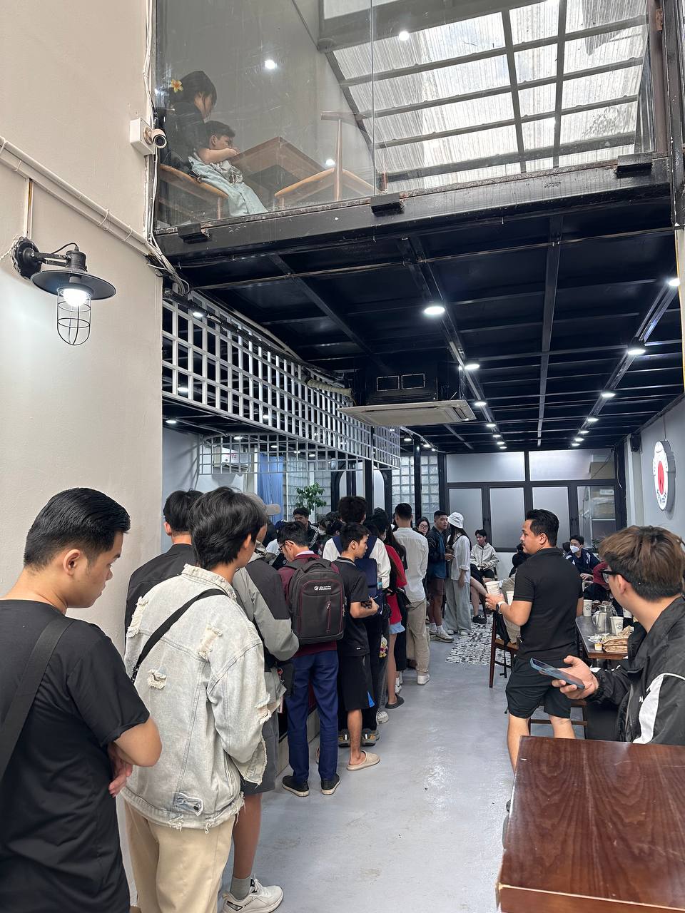 Ngay lúc này: Dòng người xếp hàng dài tại bánh mì PewPew vừa khai trương ở Hà Nội, sẵn sàng chờ cả tiếng để mua- Ảnh 6. Ngay lúc này: Dòng người xếp hàng dài tại bánh mì PewPew vừa khai trương ở Hà Nội, sẵn sàng chờ cả tiếng để mua- Ảnh 6.