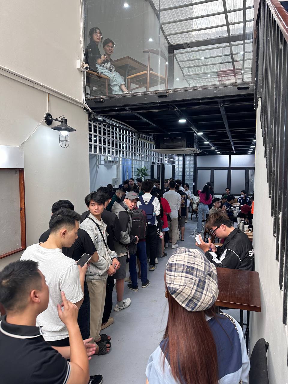 Ngay lúc này: Dòng người xếp hàng dài tại bánh mì PewPew vừa khai trương ở Hà Nội, sẵn sàng chờ cả tiếng để mua- Ảnh 7. Ngay lúc này: Dòng người xếp hàng dài tại bánh mì PewPew vừa khai trương ở Hà Nội, sẵn sàng chờ cả tiếng để mua- Ảnh 7.