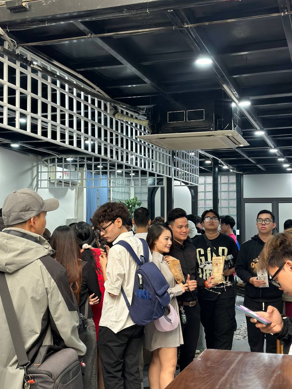 Ngay lúc này: Dòng người xếp hàng dài tại bánh mì PewPew vừa khai trương ở Hà Nội, sẵn sàng chờ cả tiếng để mua- Ảnh 8. Ngay lúc này: Dòng người xếp hàng dài tại bánh mì PewPew vừa khai trương ở Hà Nội, sẵn sàng chờ cả tiếng để mua- Ảnh 8.