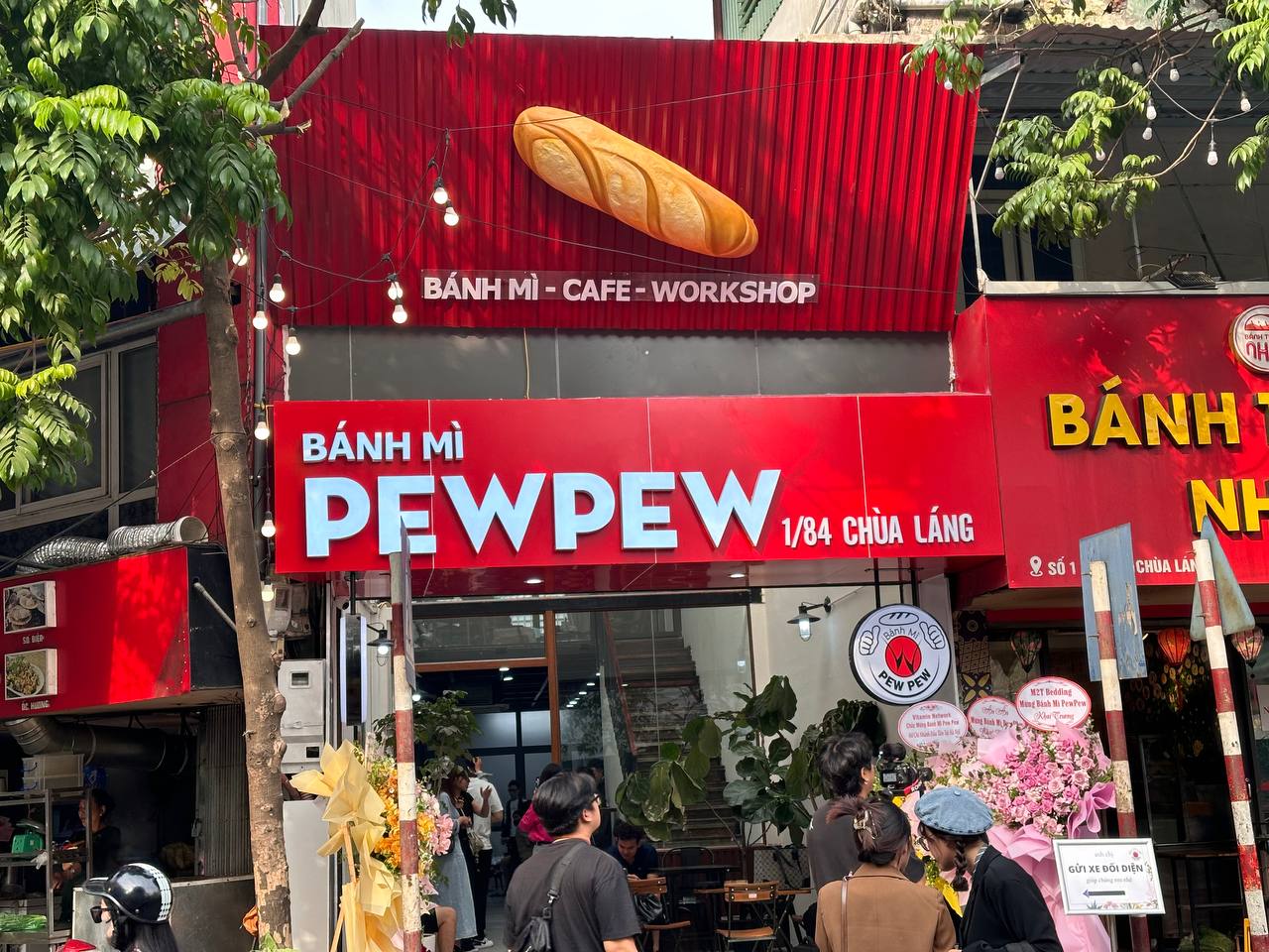 Ngay lúc này: Dòng người xếp hàng dài tại bánh mì PewPew vừa khai trương ở Hà Nội, sẵn sàng chờ cả tiếng để mua- Ảnh 11. Ngay lúc này: Dòng người xếp hàng dài tại bánh mì PewPew vừa khai trương ở Hà Nội, sẵn sàng chờ cả tiếng để mua- Ảnh 11.