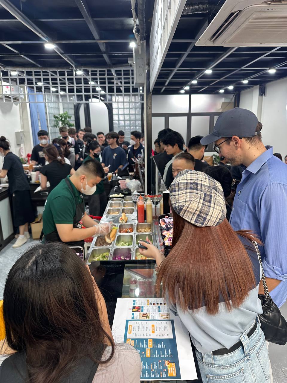 Ngay lúc này: Dòng người xếp hàng dài tại bánh mì PewPew vừa khai trương ở Hà Nội, sẵn sàng chờ cả tiếng để mua- Ảnh 12. Ngay lúc này: Dòng người xếp hàng dài tại bánh mì PewPew vừa khai trương ở Hà Nội, sẵn sàng chờ cả tiếng để mua- Ảnh 12.