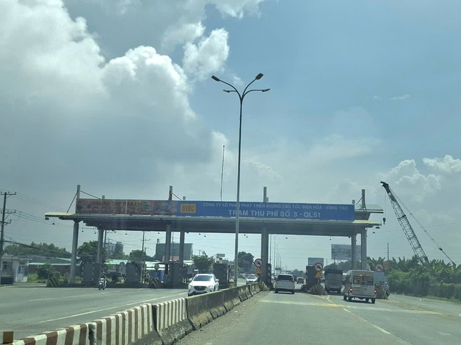 Vì sao đã dừng thu phí nhưng chưa dỡ trạm BOT cầu Đồng Nai, quốc lộ 51?- Ảnh 1. Vì sao đã dừng thu phí nhưng chưa dỡ trạm BOT cầu Đồng Nai, quốc lộ 51?- Ảnh 1.