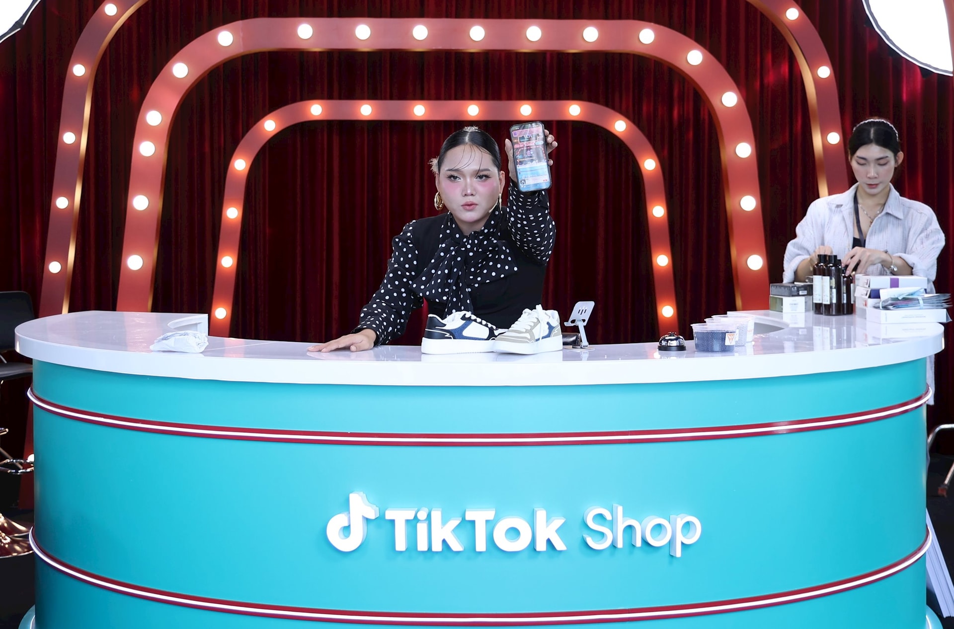 Cuộc đua khốc liệt ngày 11/11 giữa các sàn TMĐT: TikTok Shop và Shopee mời 2 dàn “anh trai” đến trợ lực, Lazada đưa Phương Anh Đào tới livestream tại kho hàng- Ảnh 1.