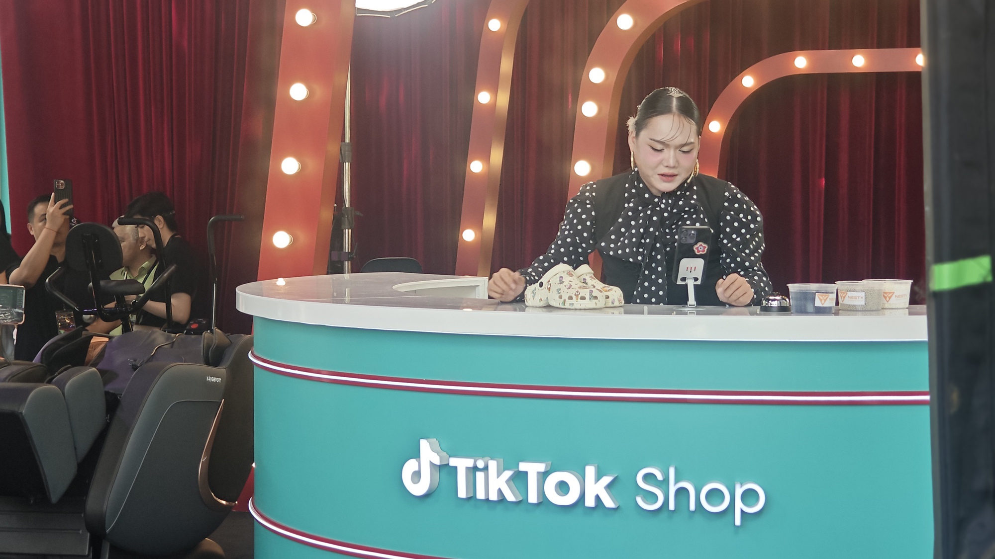 Bên trong ngôi nhà livestream khổng lồ trên Phố đi bộ Nguyễn Huệ- Ảnh 4. Bên trong ngôi nhà livestream khổng lồ trên Phố đi bộ Nguyễn Huệ- Ảnh 4.