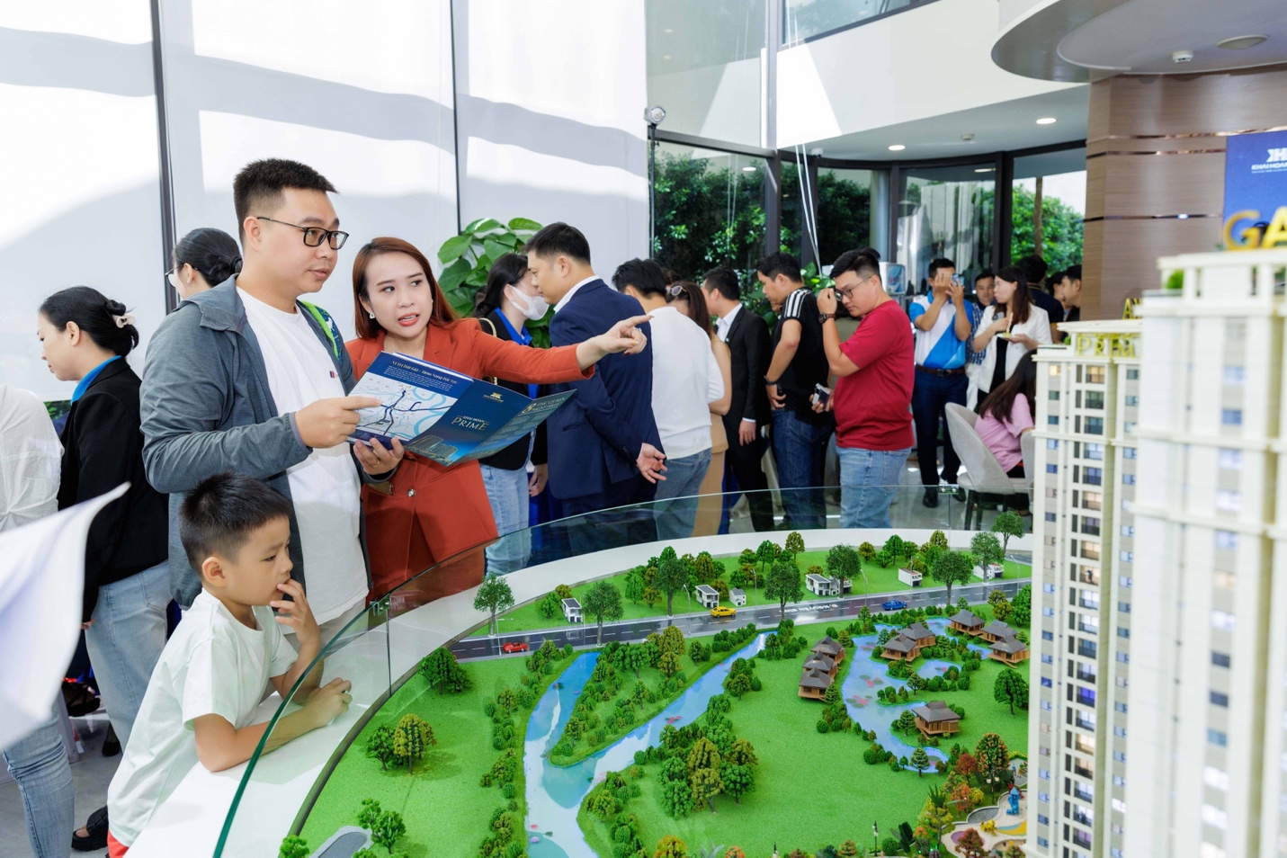 Người mua “đỏ mắt” săn tìm căn hộ trong tầm giá từ 50 triệu/m2- Ảnh 1.