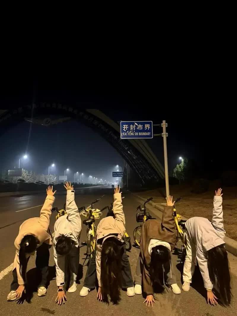 Bức ảnh chụp 2 làn xe ngược chiều như tái hiện cuộc đời của một người- Ảnh 1.