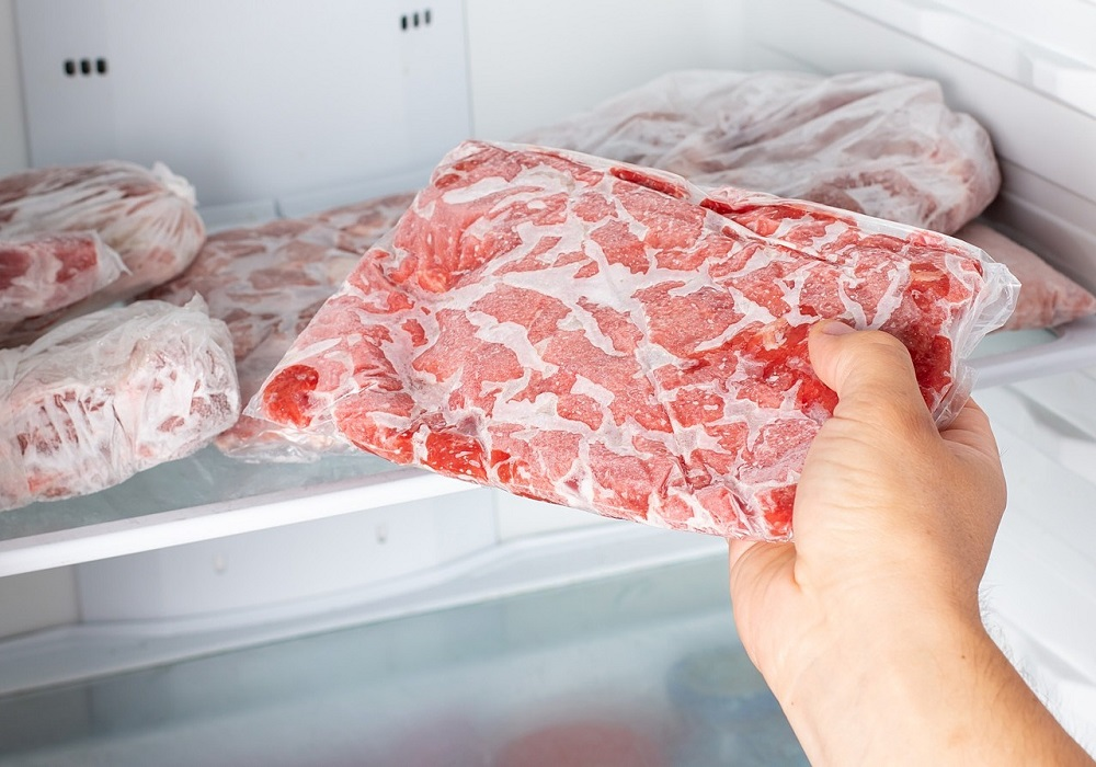 Ngâm thịt vào nước để rã đông có tốt cho sức khỏe? Rất nhiều người đang làm sai bước này- Ảnh 1.