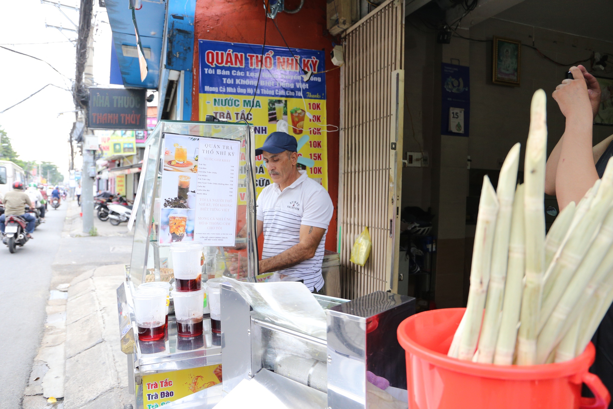 Độc lạ người đàn ông Thổ Nhĩ Kỳ sang Việt Nam… bán nước mía: "Mấy ngày trước bán chưa được 100.000 đồng"- Ảnh 1.