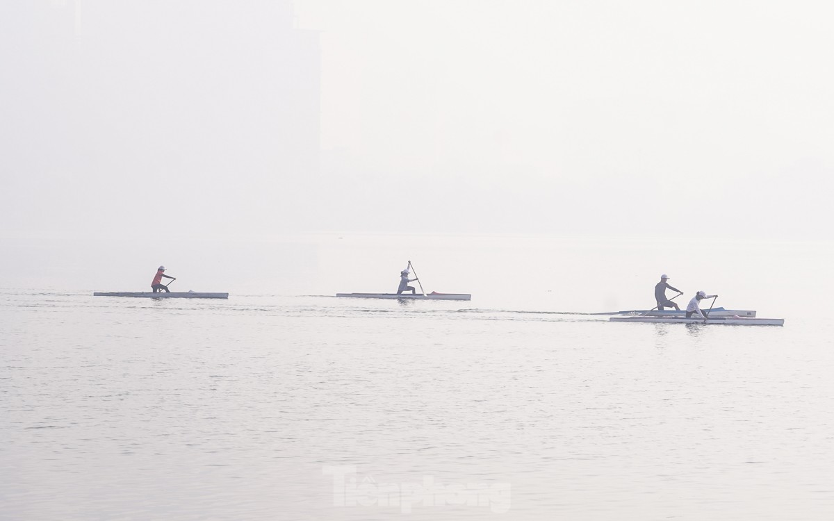 Bầu trời mịt mù, tại Tây Hồ ghi nhận mức ô nhiễm không khí cao- Ảnh 6.