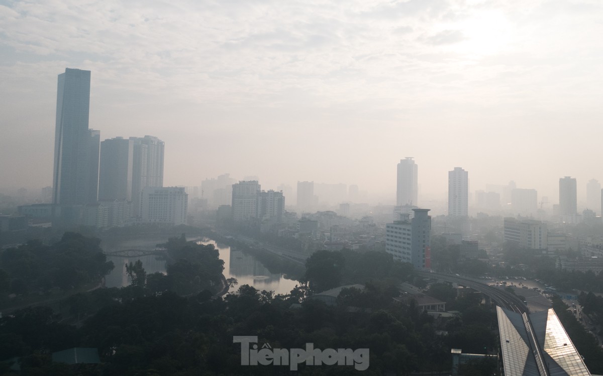 Bầu trời mịt mù, tại Tây Hồ ghi nhận mức ô nhiễm không khí cao- Ảnh 14.