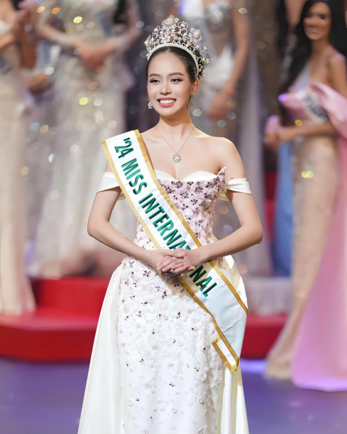 Lộ tin nhắn gây tranh cãi của Thanh Thuỷ về chiếc váy "sóng gió" trước khi đăng quang Miss International 2024- Ảnh 1.