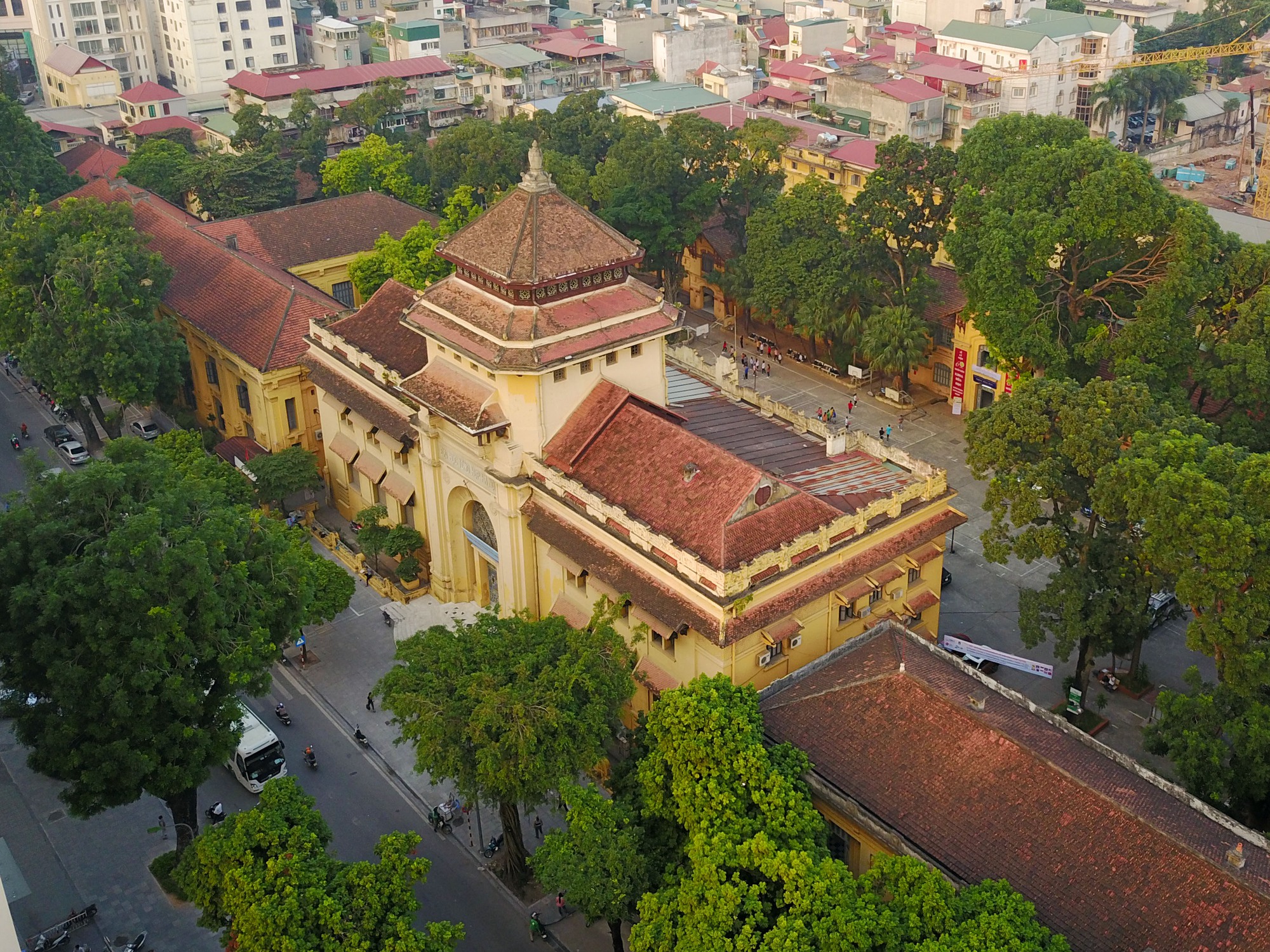 Ngôi trường trăm tuổi nằm trên con đường "thơ" nhất nhì Hà Nội, trời thu thế này nhất định phải ghé qua thăm!- Ảnh 1.