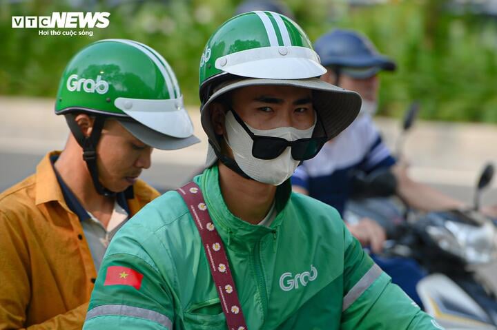 Hà Nội mịt mù ô nhiễm, nắng nóng bất thường giữa mùa đông khiến dân ngộp thở- Ảnh 10.