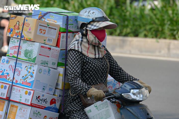 Hà Nội mịt mù ô nhiễm, nắng nóng bất thường giữa mùa đông khiến dân ngộp thở- Ảnh 13.