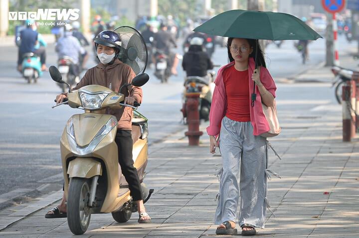 Hà Nội mịt mù ô nhiễm, nắng nóng bất thường giữa mùa đông khiến dân ngộp thở- Ảnh 9.