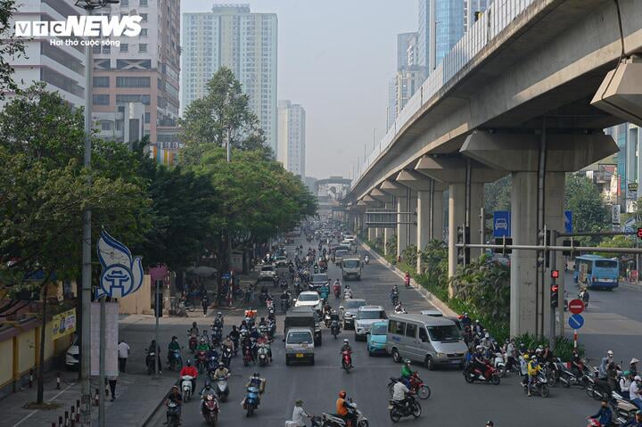 Hà Nội mịt mù ô nhiễm, nắng nóng bất thường giữa mùa đông khiến dân ngộp thở- Ảnh 3.