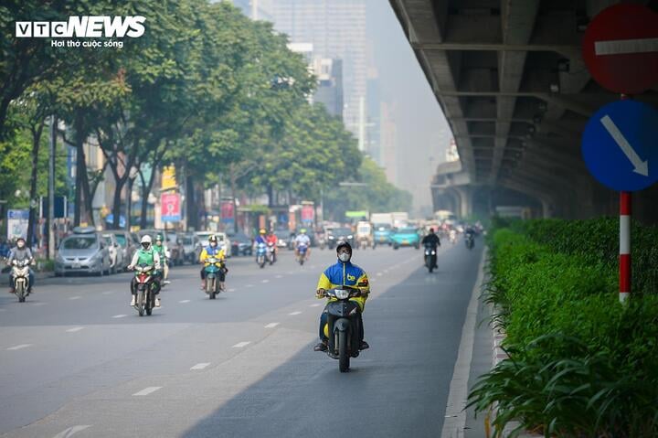 Hà Nội mịt mù ô nhiễm, nắng nóng bất thường giữa mùa đông khiến dân ngộp thở- Ảnh 14.