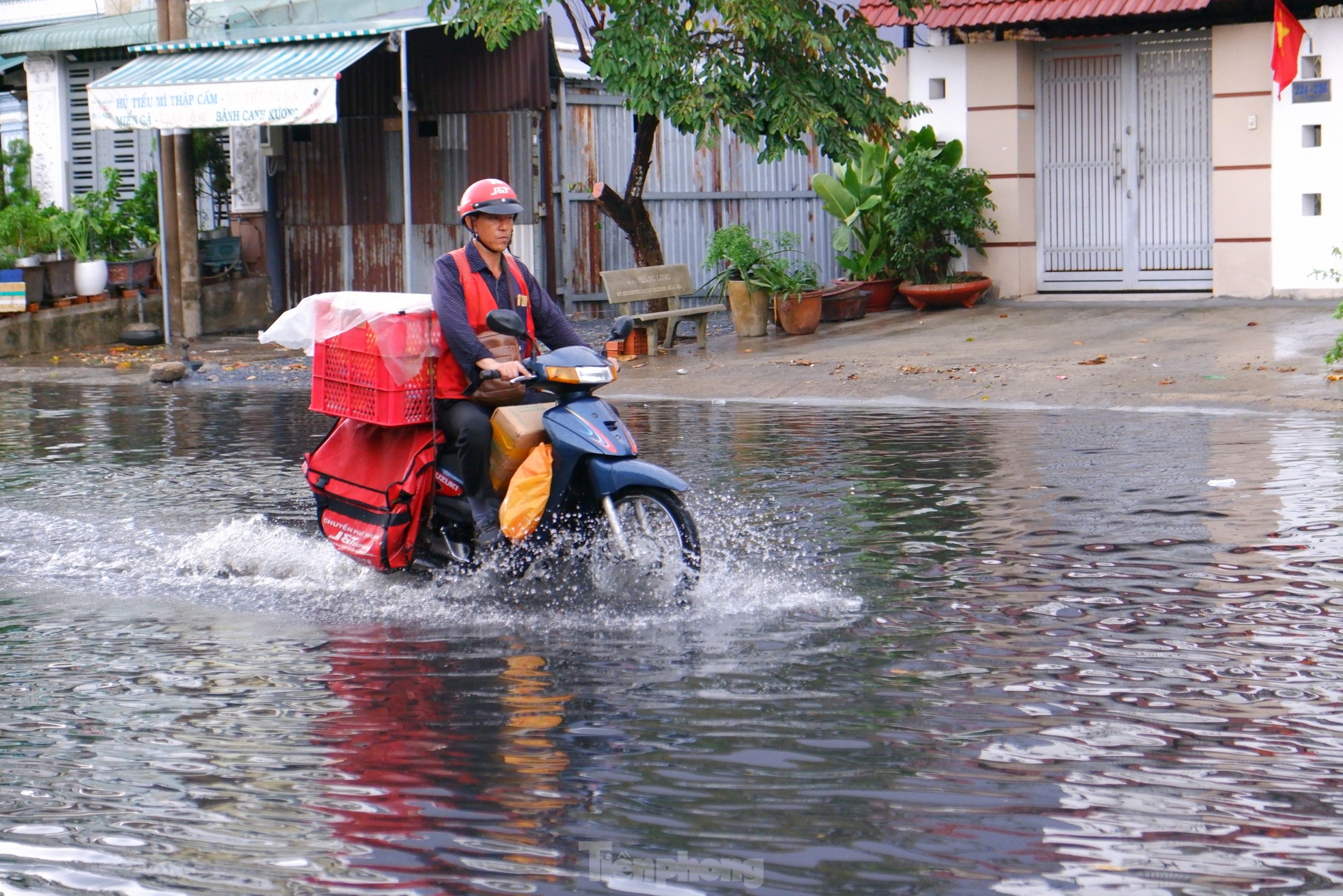 Mưa là ngập, tiểu thương ở TPHCM 'than trời'- Ảnh 3.