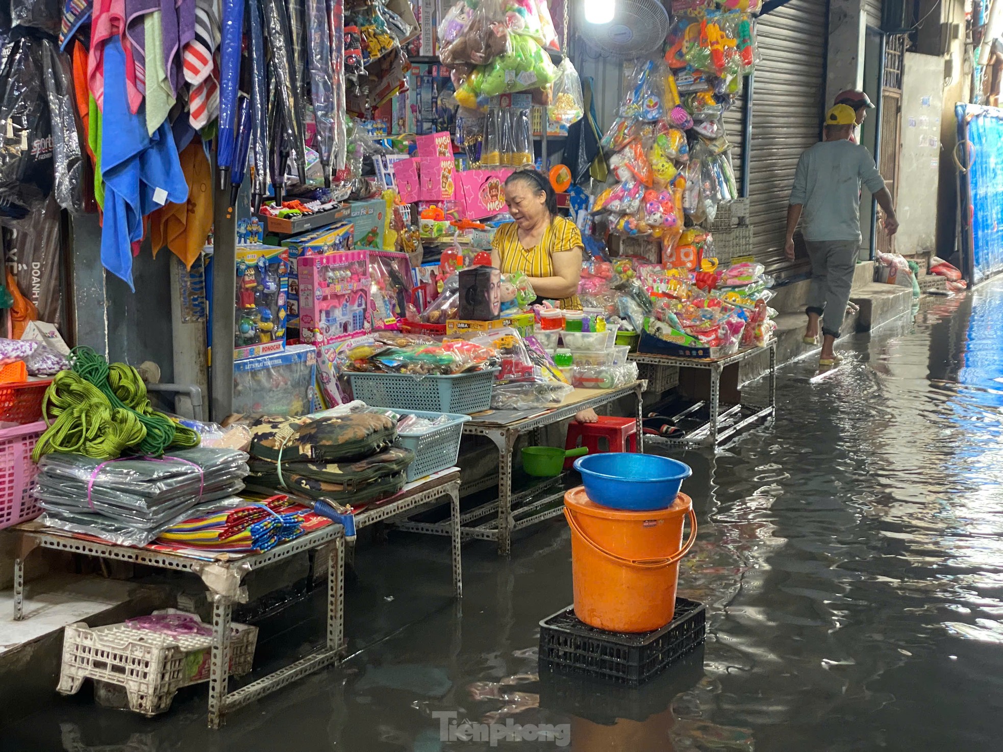 Mưa là ngập, tiểu thương ở TPHCM 'than trời'- Ảnh 6.