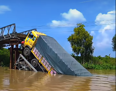 Toàn cảnh hiện trường vụ sập cầu ở An Giang: Tải trọng cầu chỉ 5 tấn, xe tải chở đến... 30 tấn gạch lao qua- Ảnh 2.