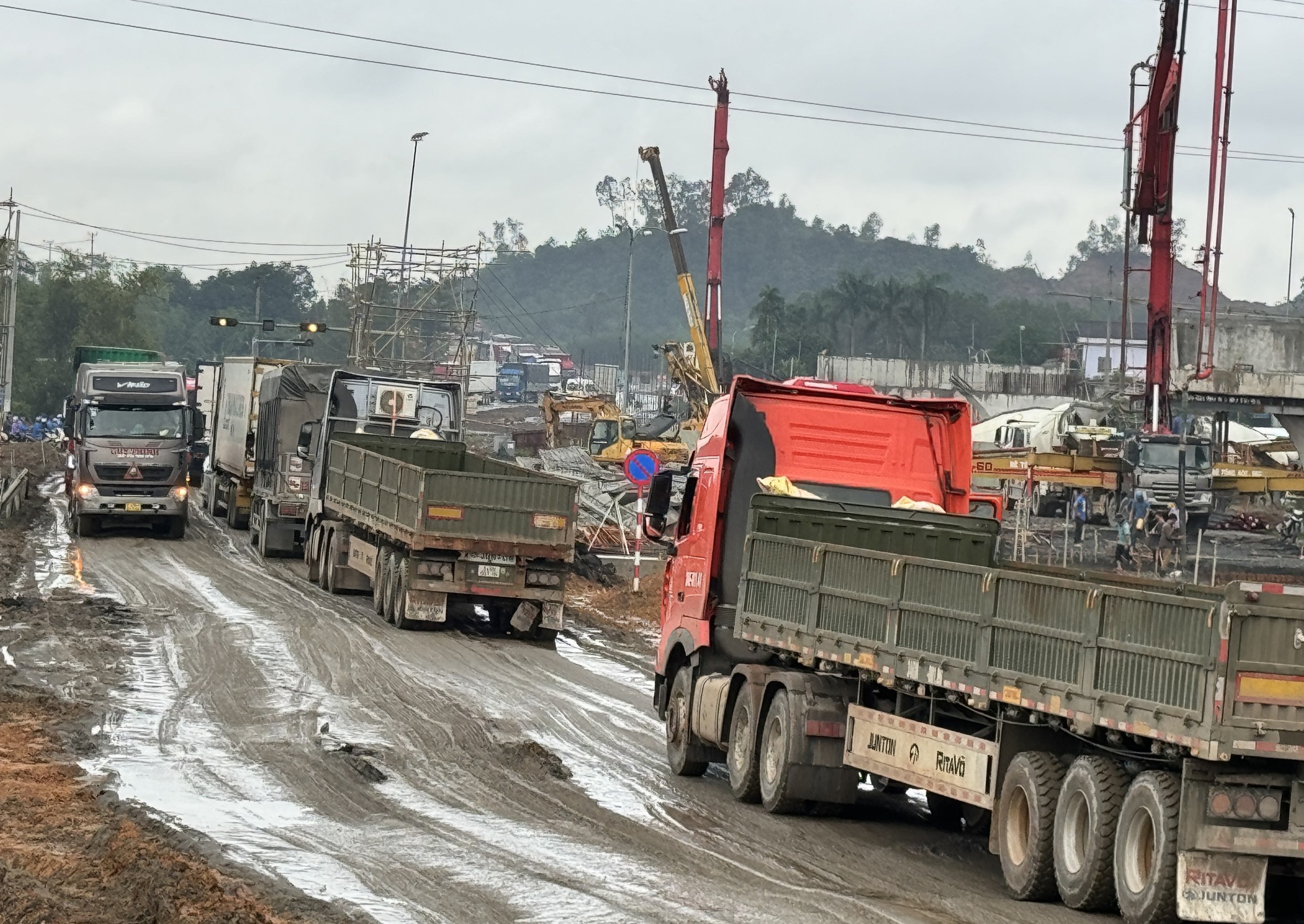 CLIP: Xe tải, xe container nối đuôi nhau ì ạch "bò" qua dự án cao tốc Tuý Loan - Hoà Liên- Ảnh 6.