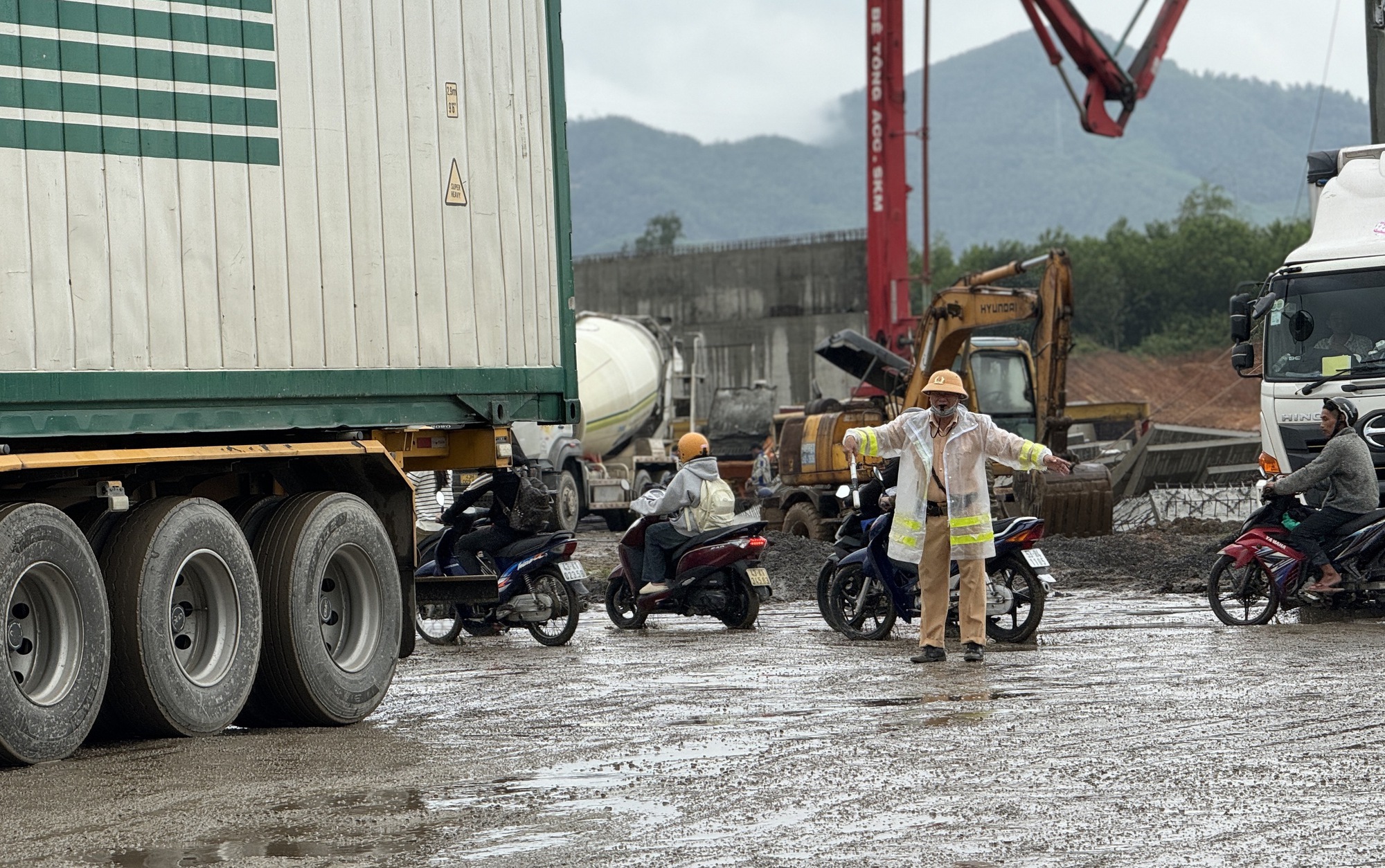 CLIP: Xe tải, xe container nối đuôi nhau ì ạch "bò" qua dự án cao tốc Tuý Loan - Hoà Liên- Ảnh 8.