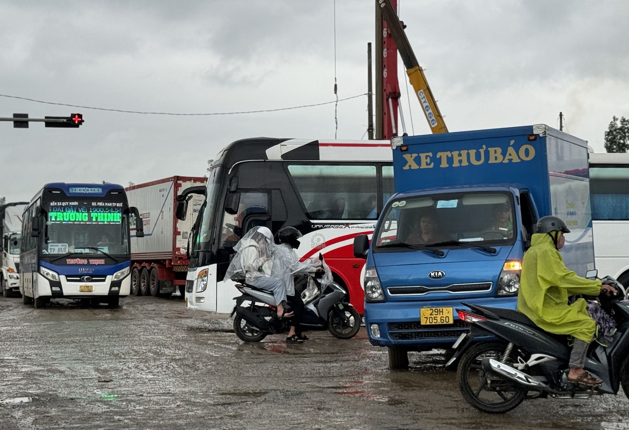 CLIP: Xe tải, xe container nối đuôi nhau ì ạch "bò" qua dự án cao tốc Tuý Loan - Hoà Liên- Ảnh 11.